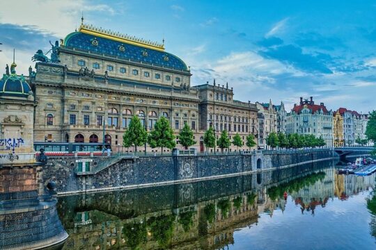 Private Transfer from Berlin to Prague with 4h of Sightseeing
