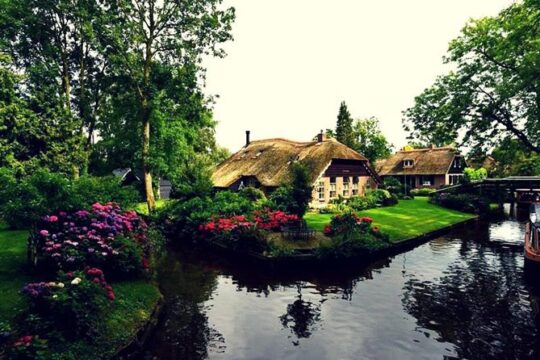 Giethoorn Day Trip from Amsterdam With Small Electric Boat