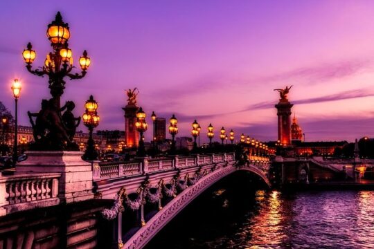 Seine River Sightseeing Cruise with Champagne by Paris Canal