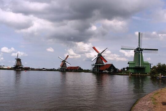 Private Sightseeing Tour to Windmills Cheese Farm and Volendam