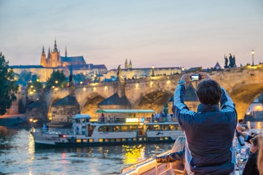 Prague: Sightseeing Boat Cruise with Buffet Dinner