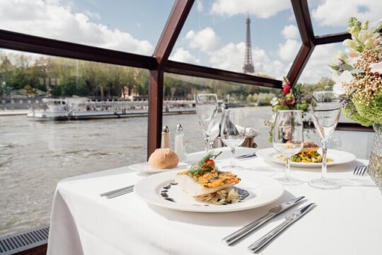 Paris Seine River Dinner Cruise with Live Music by Bateaux Mouches